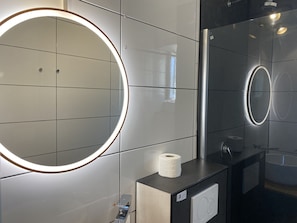 Chambre triple Ville | Salle de bain | Douche, articles de toilette (gratuits), séchoir à cheveux, bidet