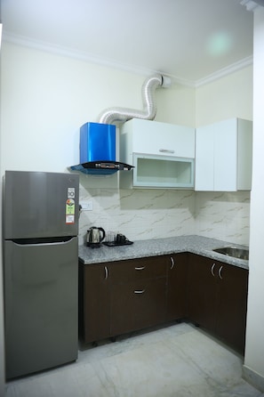 Luxury Twin Room | Private kitchen | Full-size fridge, microwave, stovetop, electric kettle