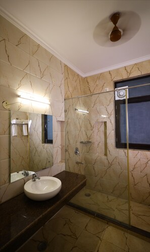 Standaard appartement | Lakens van Egyptisch katoen, luxe beddengoed, een bureau