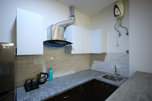 Full-size fridge, microwave, stovetop, electric kettle