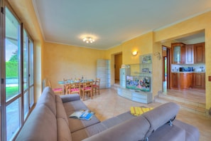 TV a schermo piatto 21 pollici con canali digitali