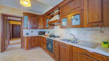 Casa Standard, camere multiple (Il Sole Di Mirasole) | Cucina privata | Frigorifero, microonde, forno, piano cottura