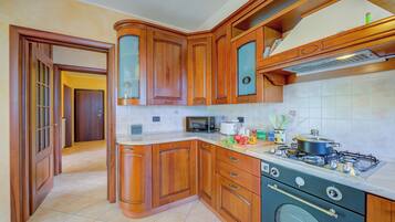 Rumah Standar, 3 kamar tidur (Il Sole Di Mirasole) | Dapur pribadi | Lemari es, microwave, oven, dan kompor