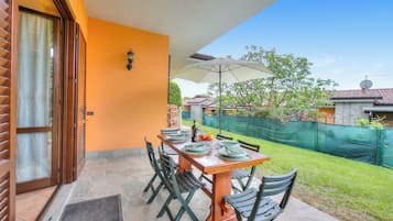 Rumah Standar, 3 kamar tidur, microwave (Il Sole Di Mirasole Garden House in) | Tempat makan outdoor