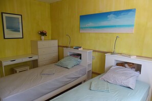 3 habitaciones, tabla de planchar con plancha y cuna de viaje 