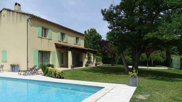 A two-story house with a swimming pool, green shutters, and a well-maintained lawn. - Villa "La Verdoulento" au Calme et à L'abri des Regards Avec Piscine 6mx12m (AVIGNON)