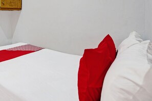 Standard Double Room | Desk, laptop workspace, free WiFi, bed sheets - OYO Life 92310 Banyu Homestay (Surabaya)