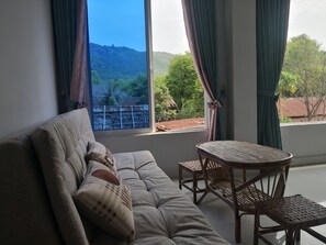 Panoramic Shared Dormitory | Tempur-Pedic beds, desk, blackout drapes, soundproofing - Village Pottery Garden Villa (Rolea B'ier)