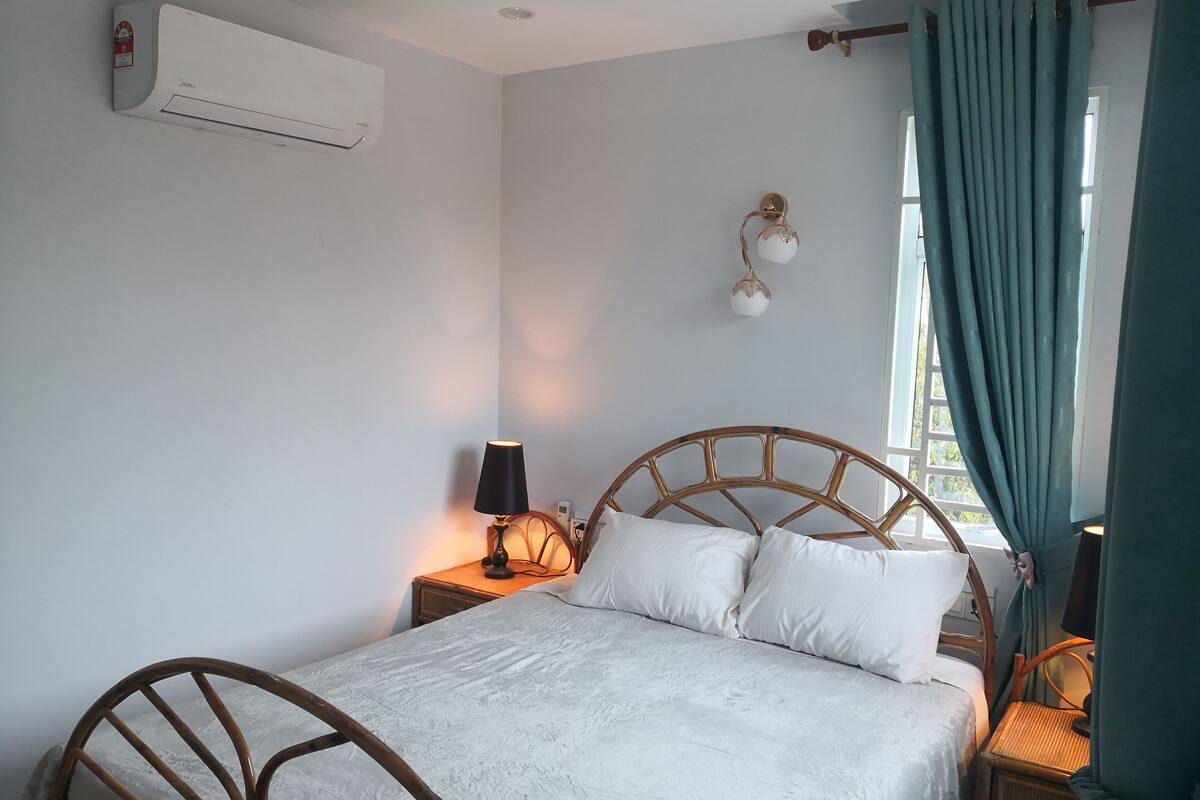 Tempur-Pedic beds, desk, blackout curtains, soundproofing