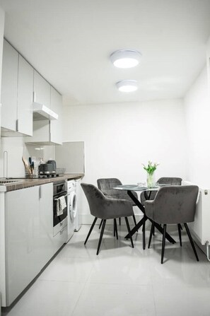 冰箱、微波炉、烤箱、炉灶