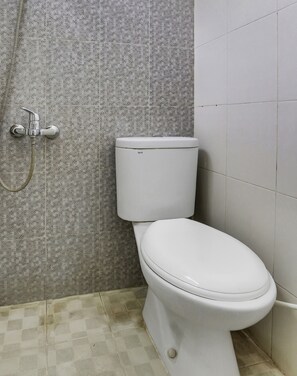 Standard Double Room | Bathroom | Shower, towels, toilet paper