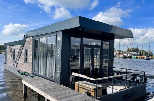 Stylisch-modernes Hausboot „MeerWaterHeart“