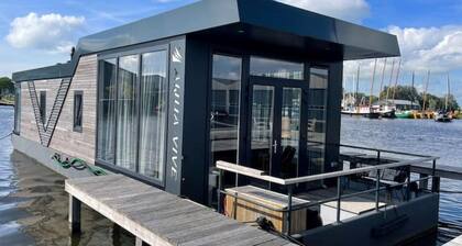 Stylisch-modernes Hausboot „MeerWaterHeart“