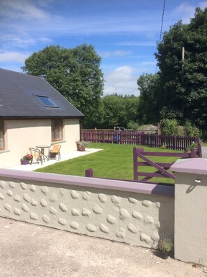 Terrace/patio - Killarney Saoirse Cottage Sleeps 2 & pet friendly. (Killarney)