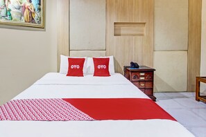 Laptop workspace, free WiFi, bed sheets - OYO 92329 Sewu Mas Hotel (Sei Pinang)