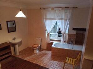 Serviettes fournies, savon, papier toilette