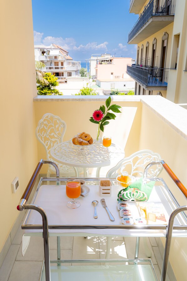 Deluxe Double Room | Premium bedding, minibar, in-room safe, desk - L'INCANTO DI CIOFFI ROOMS (Sorrento)