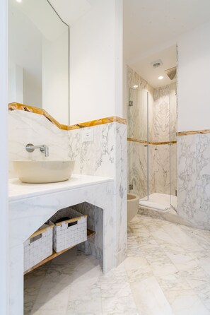 Deluxe Quadruple Room | Premium bedding, minibar, in-room safe, desk - L'INCANTO DI CIOFFI ROOMS (Sorrento)