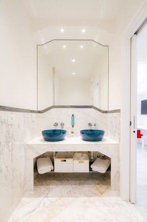 豪華雙人房 | 高級寢具、迷你吧、房內夾萬、書桌