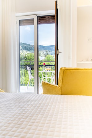 Deluxe Quadruple Room | Premium bedding, minibar, in-room safe, desk - L'INCANTO DI CIOFFI ROOMS (Sorrento)
