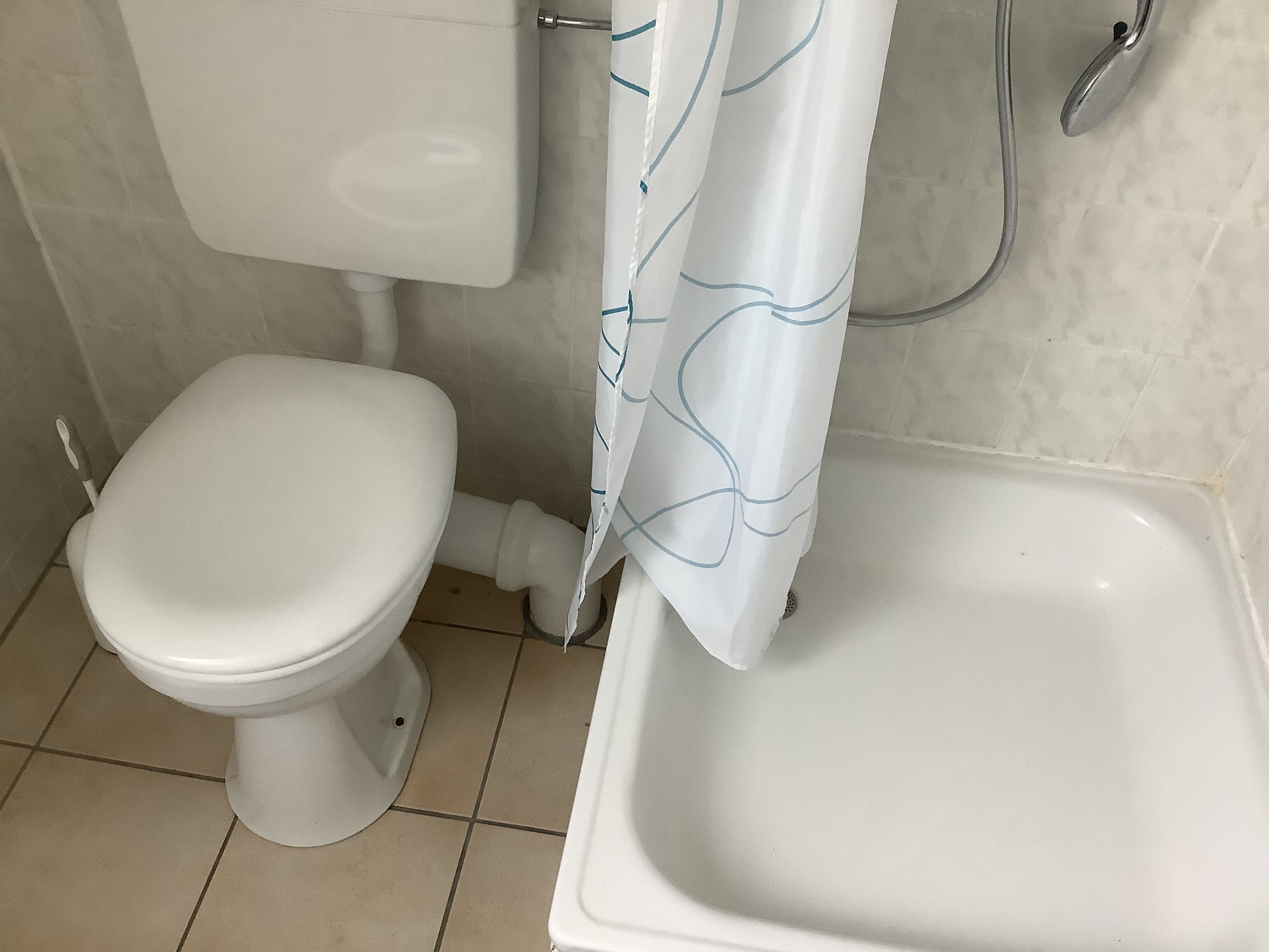 Un baño con inodoro, ducha y bañera.
