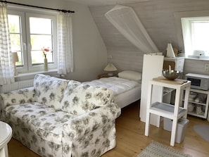 1 bedroom, bed sheets - Kleine, Gemütliche Ferienwohnung im 1. OG (Gelting)