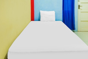 Habitación individual estándar | Espacio para trabajar con laptop, wifi gratis y ropa de cama
