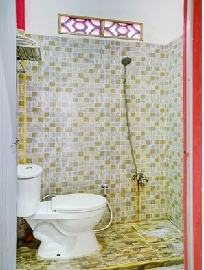 Kamar Single Standar | Kamar mandi | Shower, handuk,  dan tisu toilet