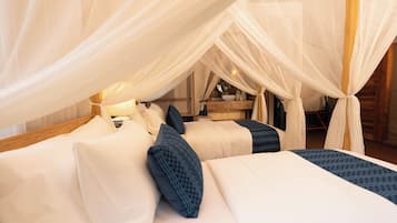 Tenda, 1 letto singolo, vista canale | Una scrivania