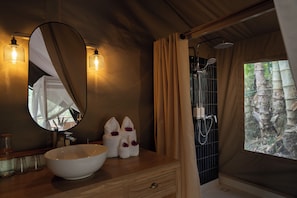 Haartrockner, Hausschuhe, Bidet