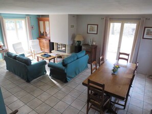 Televisie, een open haard, een dvd-speler en een stereo