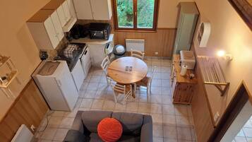 Een koelkast, een magnetron, een oven, een kookplaat