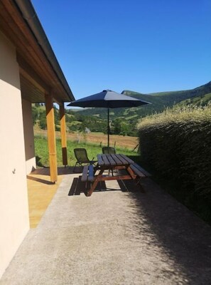 Outdoor dining - Gîtes Entre Salers et le puy Mary Dans le Cantal (Saint-Paul-de-Salers)