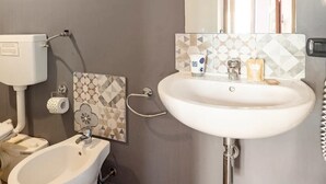 A modern bathroom with a bidet, toilet, and sink. - Cialoma B&B (Palermo)