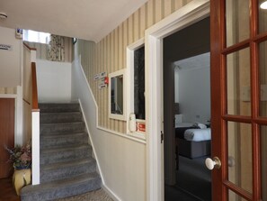 Interior entrance - All Seasons Gatwick Guest House (Horley)