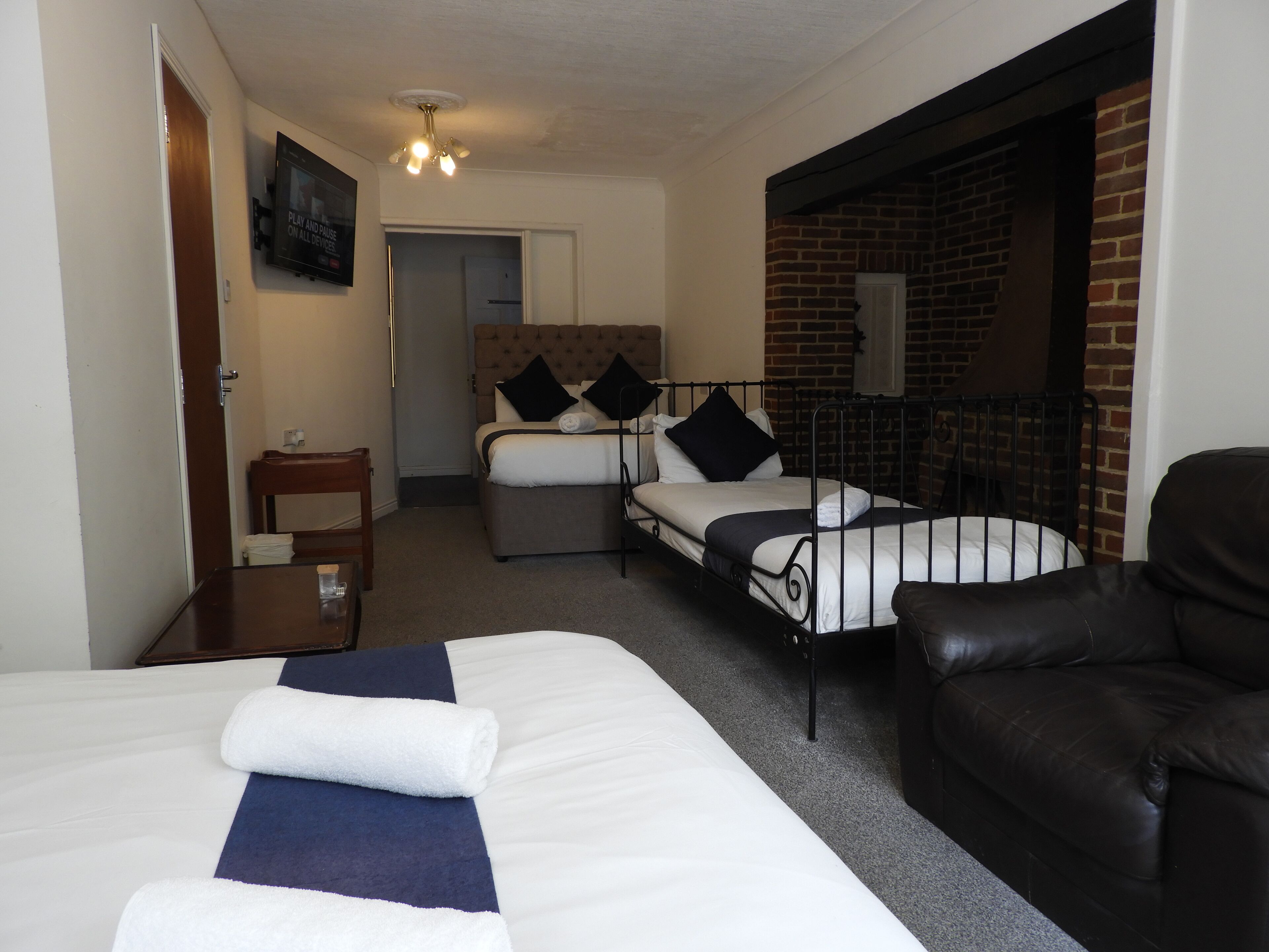 Neljän hengen perhehuone, useita sänkyjä, kylpyamme, pohjakerroksessa | Silitysrauta/-lauta, ilmainen Wi-Fi