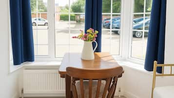 Deluxe Twin Room | Iron/ironing board, free WiFi