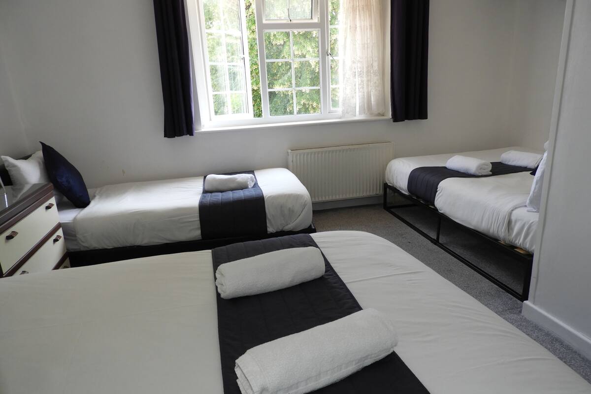 Deluxe Quadruple Room, Multiple Beds | Iron/ironing board, free WiFi