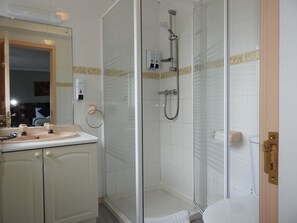 Deluxe Triple Room | Bathroom | Free toiletries, hair dryer - All Seasons Gatwick Guest House (Horley)