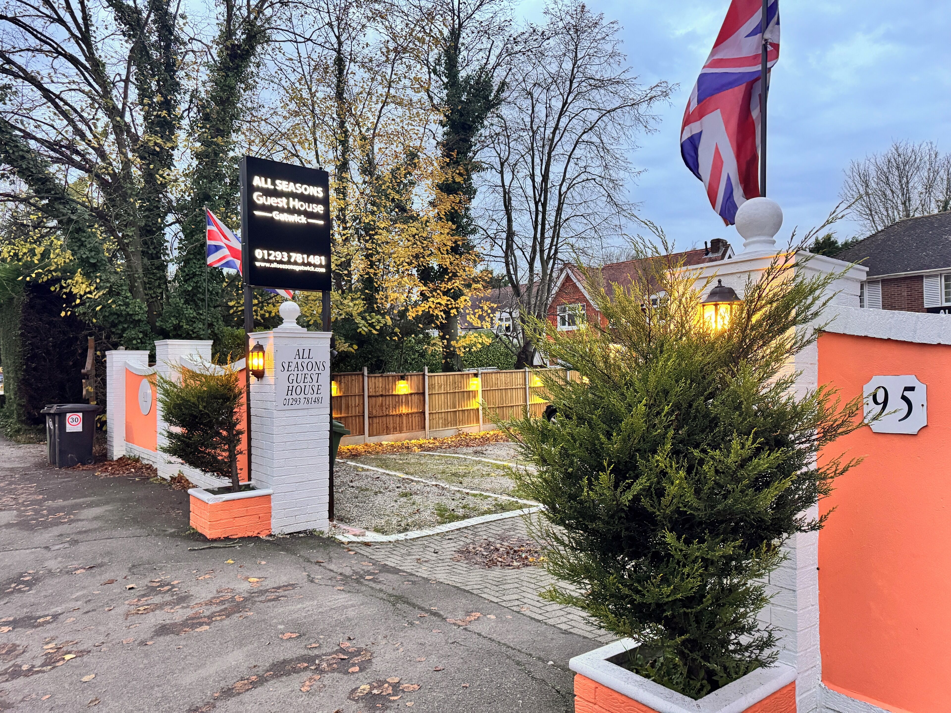 Vista frontal de la propiedad