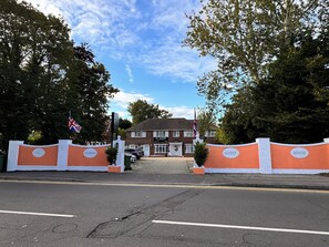 Front of property - All Seasons Gatwick Guest House (Horley)