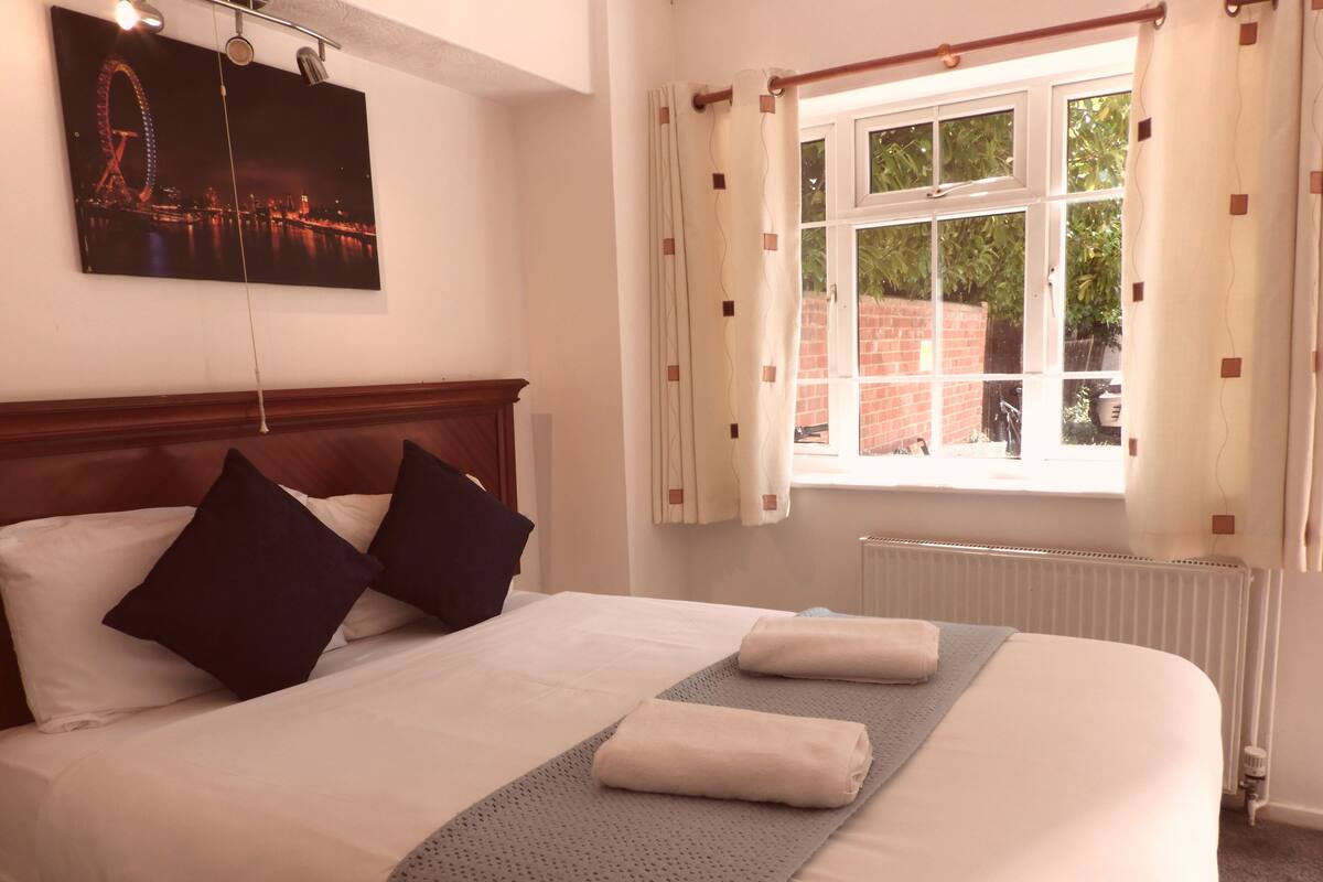 Standard Double Room | Iron/ironing board, free WiFi