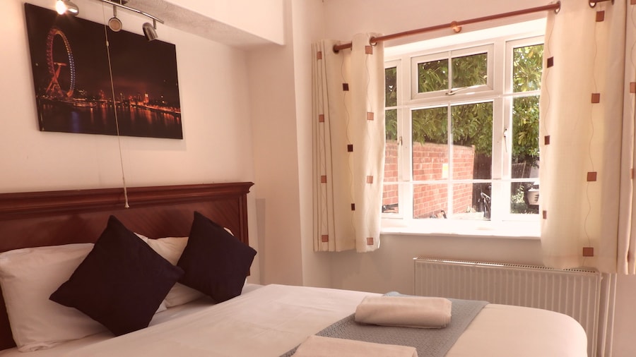 All Seasons Gatwick Guest House