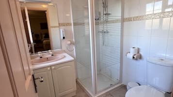 Deluxe-Dreibettzimmer | Badezimmer | Kostenlose Toilettenartikel, Haartrockner