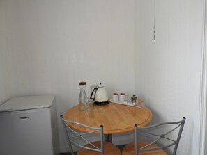 Deluxe Double Room | In-room dining - All Seasons Gatwick Guest House (Horley)