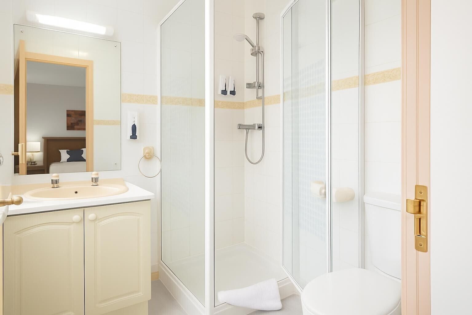 Deluxe Triple Room | Bathroom | Free toiletries, hair dryer