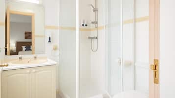 Deluxe Triple Room | Bathroom | Free toiletries, hair dryer