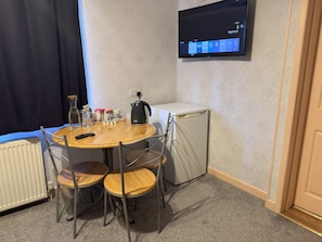 Deluxe Triple Room | Iron/ironing board, free WiFi - All Seasons Gatwick Guest House (Horley)