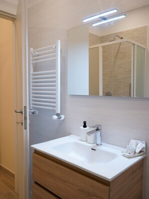 Shower, hair dryer, bidet, towels - GIULIA'S HOME THE NEST  (Napoli)