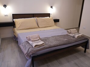 3 bedrooms, free WiFi, bed sheets - GIULIA'S HOME THE NEST  (Napoli)